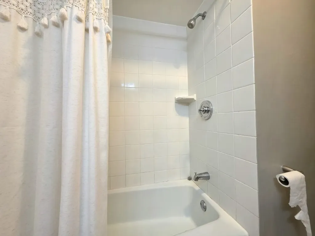 5139 North East River Road Chicago IL 60656