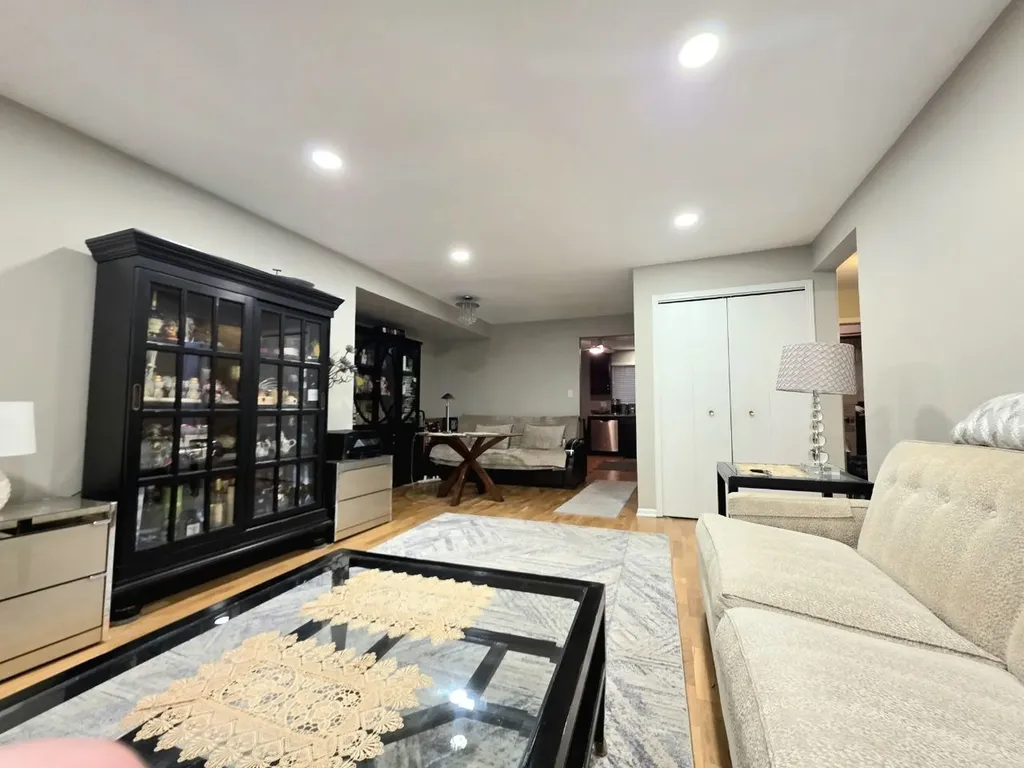 5139 North East River Road Chicago IL 60656