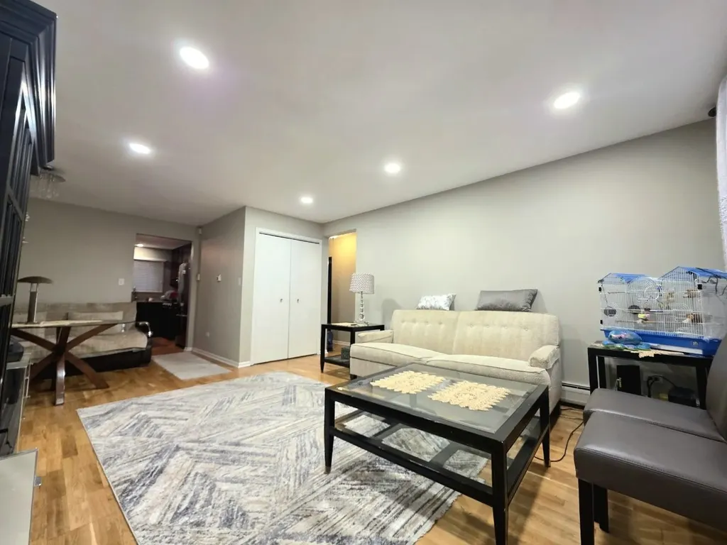 5139 North East River Road Chicago IL 60656