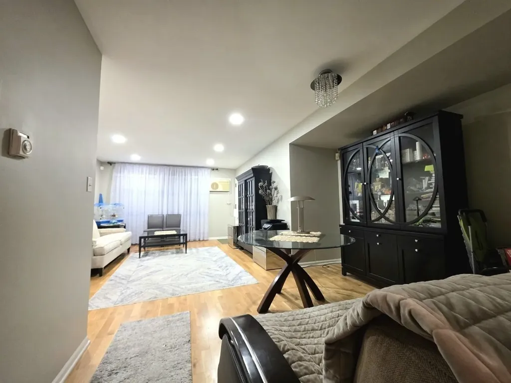 5139 North East River Road Chicago IL 60656