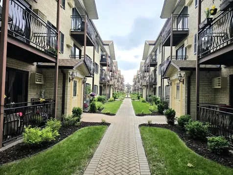 5139 North East River Road Chicago IL 60656