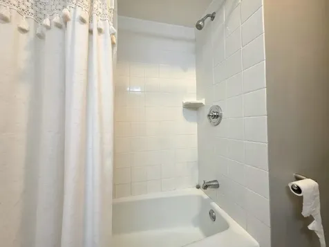 5139 North East River Road Chicago IL 60656