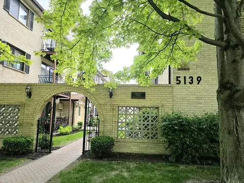 5139 North East River Road Chicago IL 60656