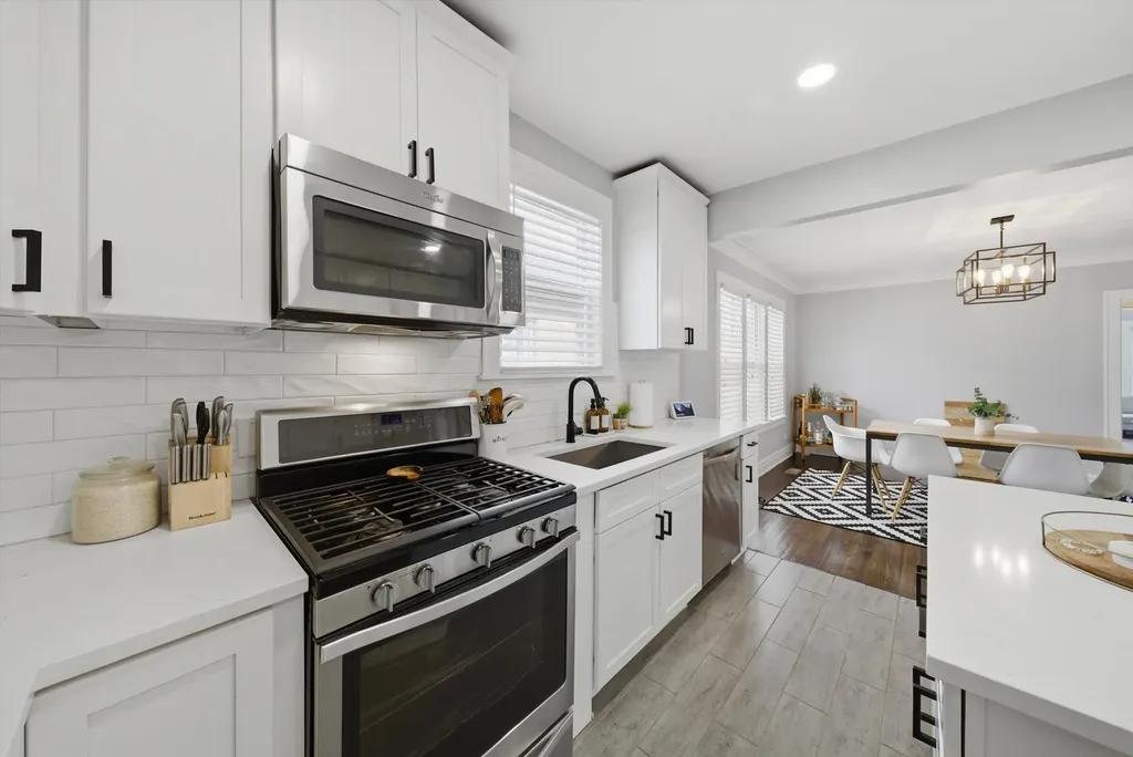 6126 West Roscoe Street Chicago IL 60634