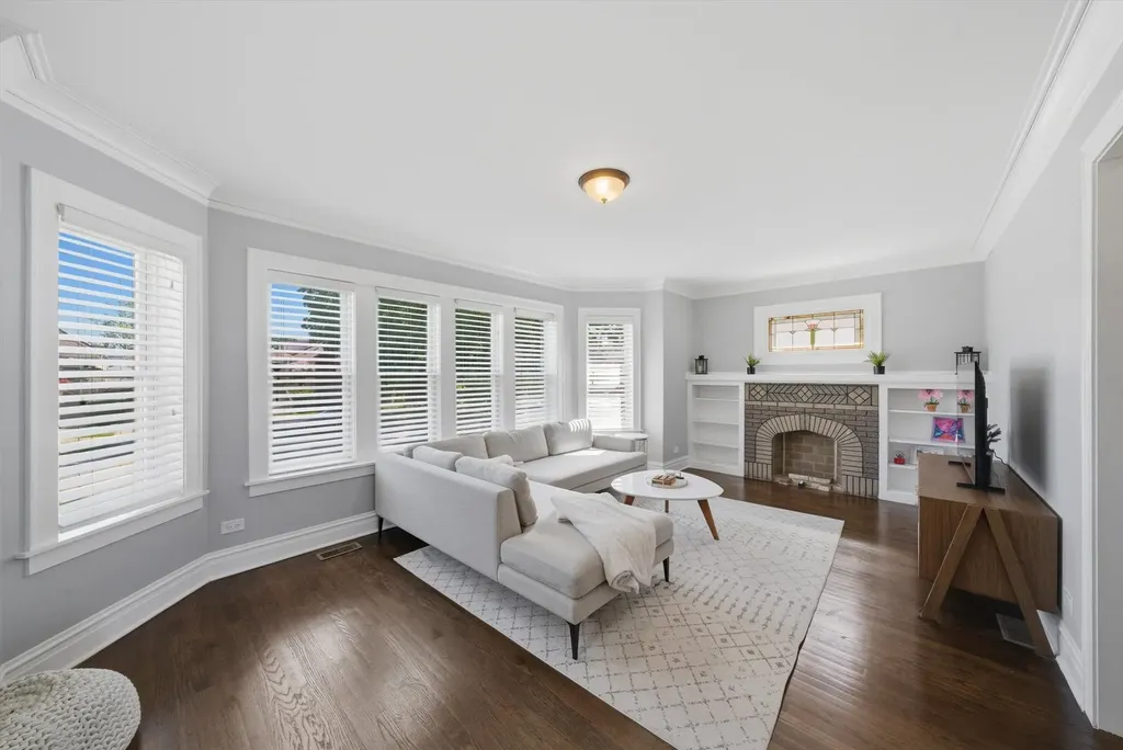 6126 West Roscoe Street Chicago IL 60634