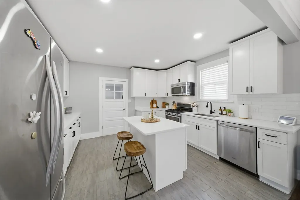 6126 West Roscoe Street Chicago IL 60634