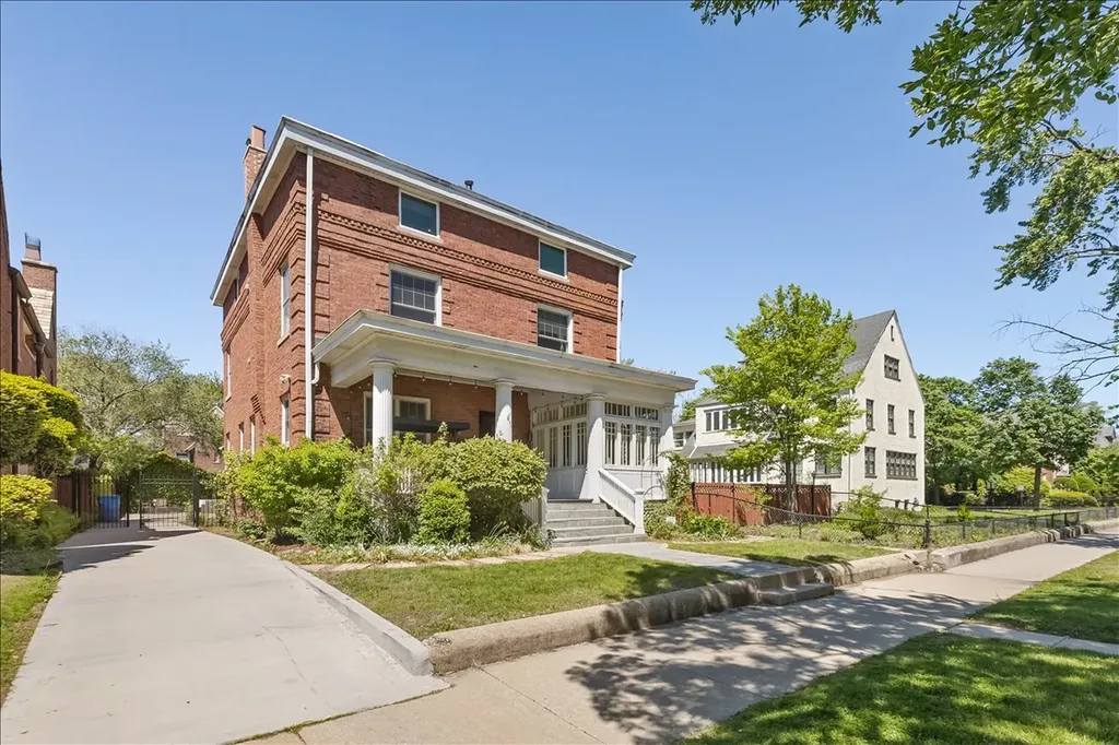 6910 South Euclid Avenue Chicago IL 60649
