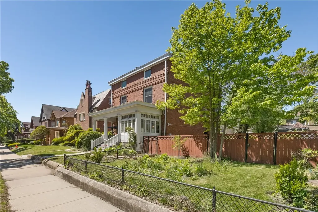6910 South Euclid Avenue Chicago IL 60649