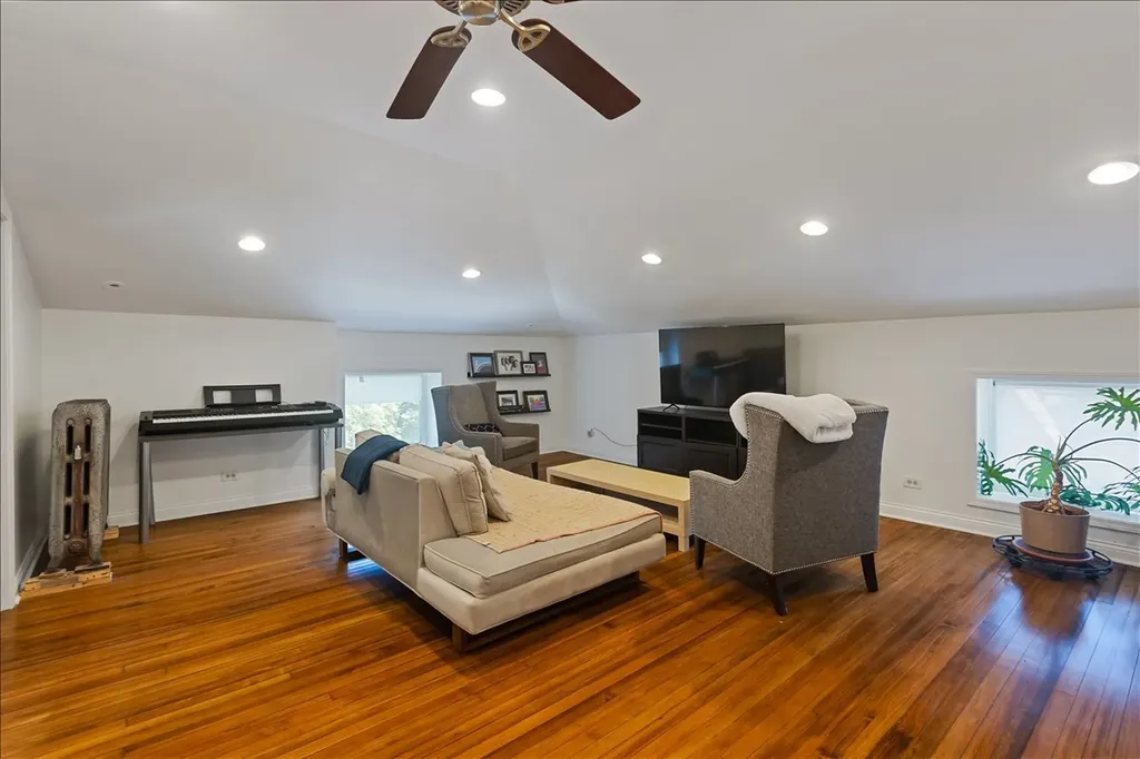 6910 South Euclid Avenue Chicago IL 60649