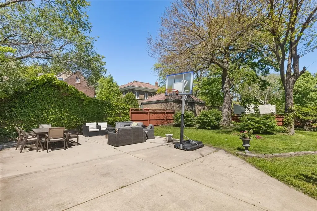 6910 South Euclid Avenue Chicago IL 60649