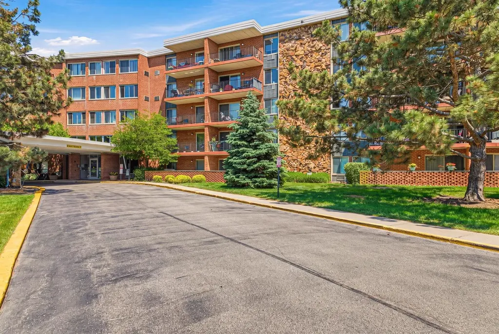 16 East Old Willow Road Prospect Heights IL 60070