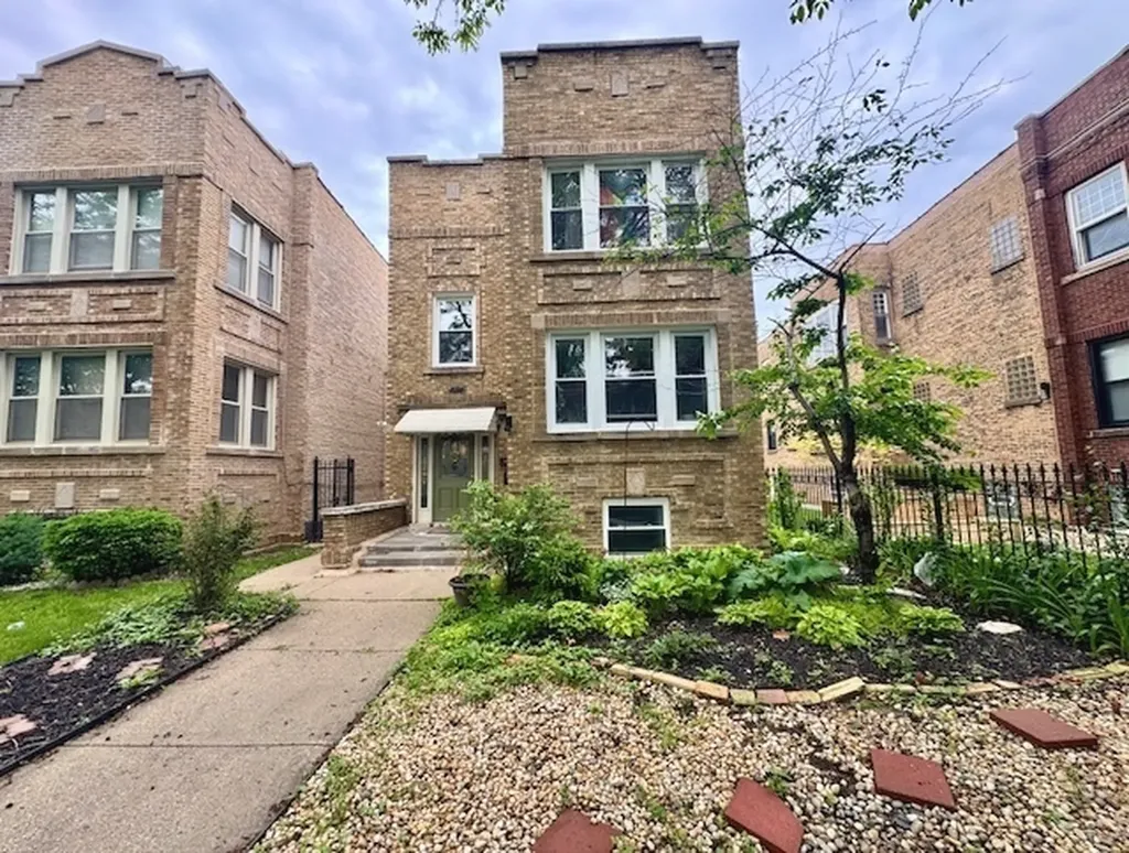 4124 West Barry Avenue Chicago IL 60641