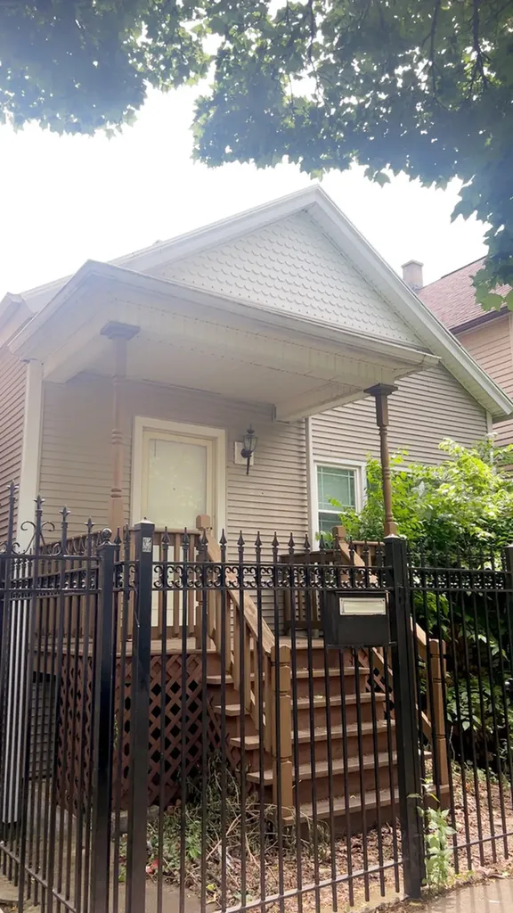 2163 North Rockwell Street Chicago IL 60647