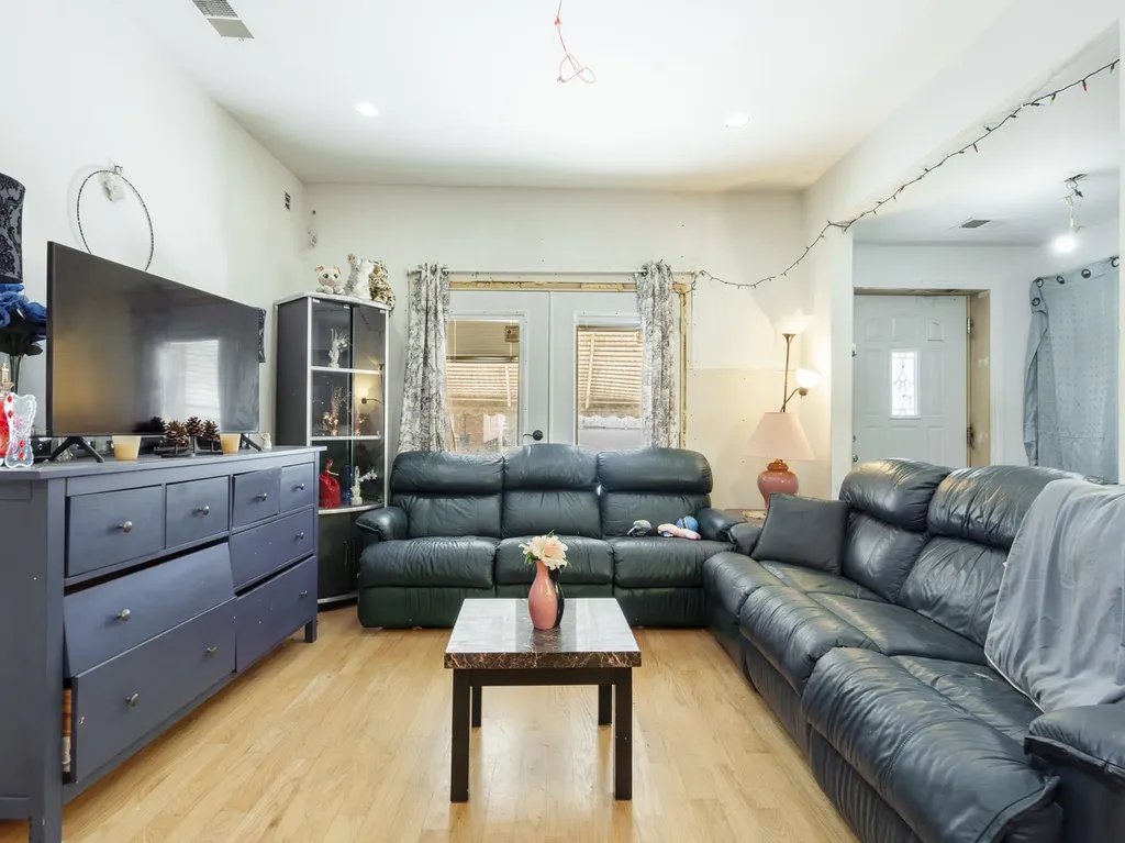 1133 North Kedvale Avenue Chicago IL 60651
