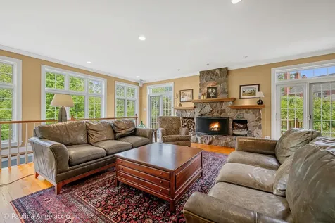 714 Thomas Court Libertyville IL 60048