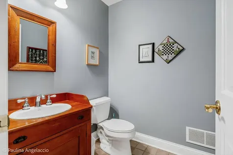 714 Thomas Court Libertyville IL 60048