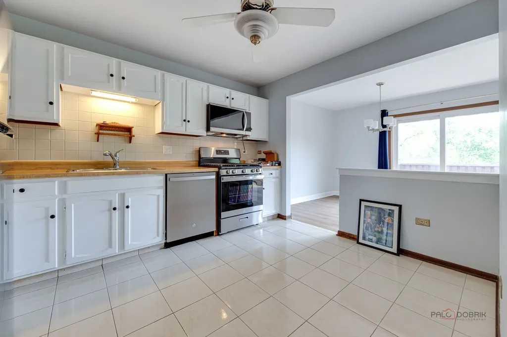 676 Cumberland Trail Roselle IL 60172