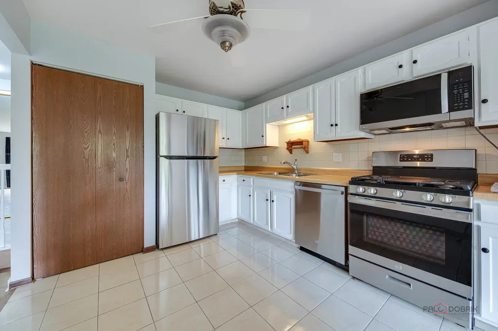 676 Cumberland Trail Roselle IL 60172