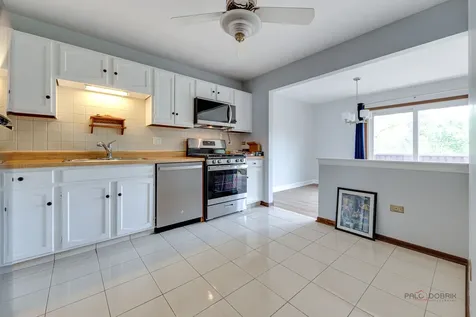 676 Cumberland Trail Roselle IL 60172