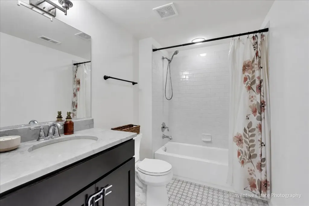 5642 North Lockwood Avenue Chicago IL 60646