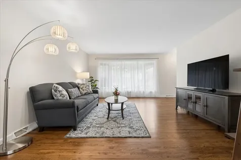 1742 East Tano Lane Mount Prospect IL 60056