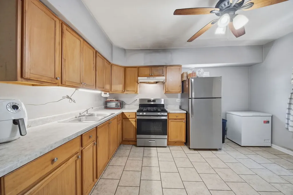 12124 South Edbrooke Avenue Chicago IL 60628