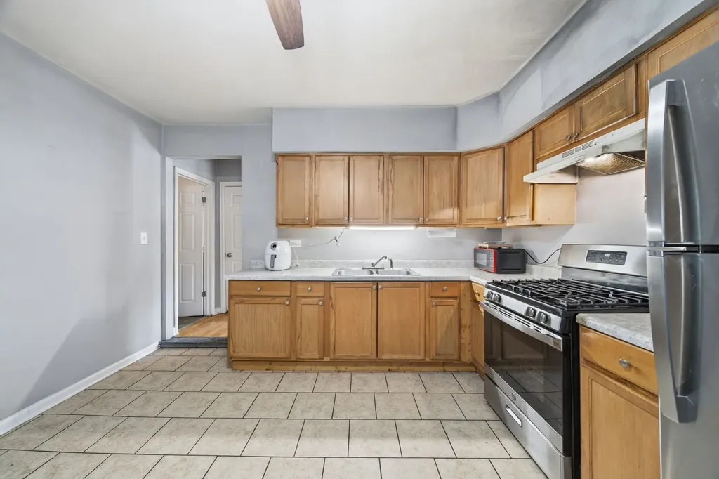 12124 South Edbrooke Avenue Chicago IL 60628