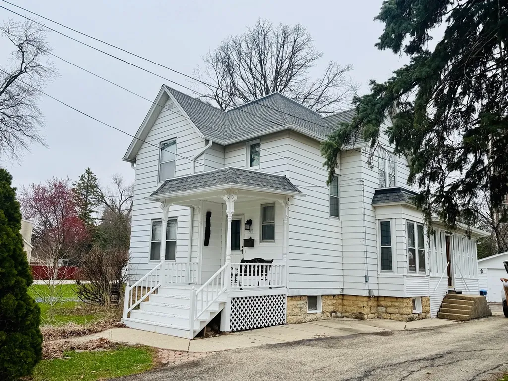 742 South 4th Street Dekalb IL 60115