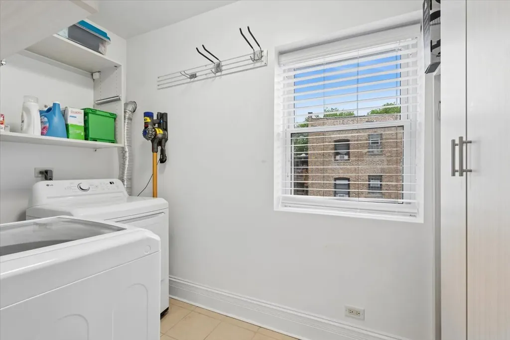 2018 West Farragut Avenue Chicago IL 60625