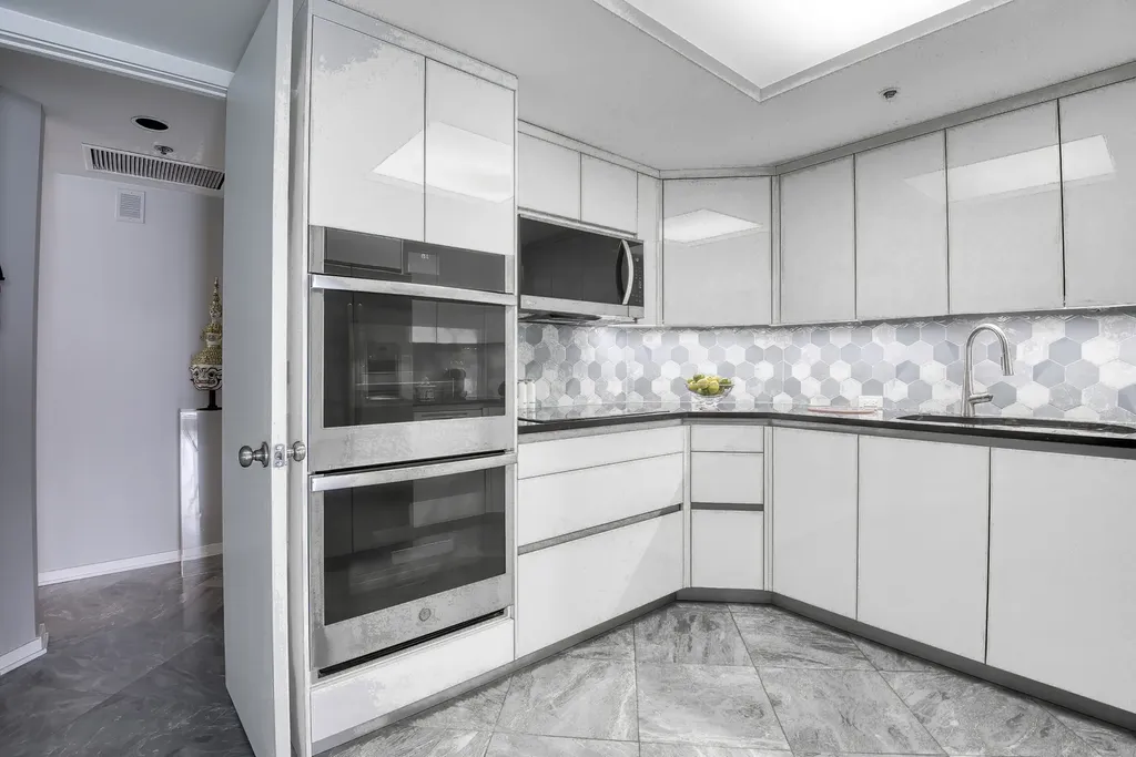 950 North Michigan Avenue Chicago IL 60611