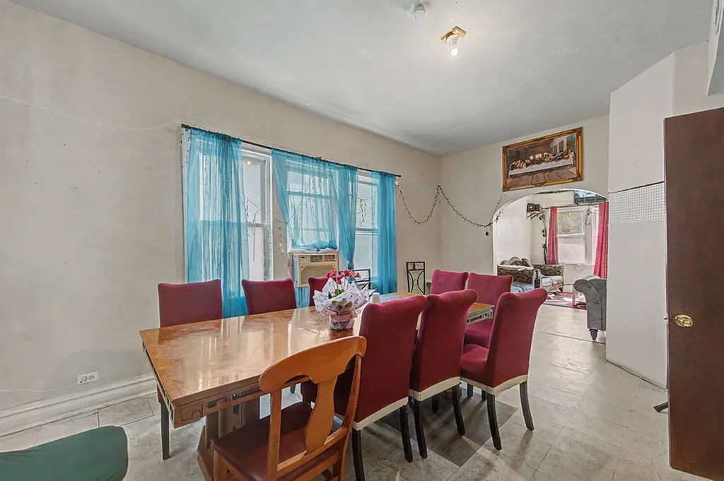 9637 South Avenue M Chicago IL 60617