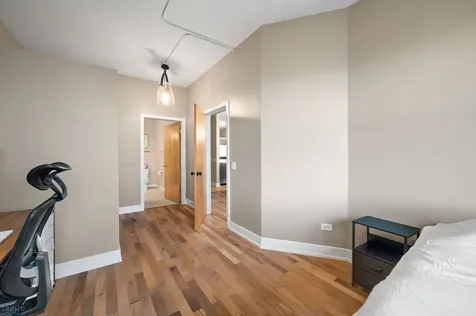 3260 North Clark Street Chicago IL 60657