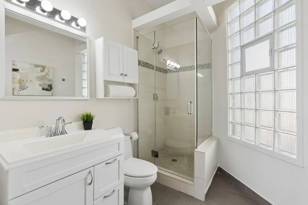 968 West Cuyler Avenue Chicago IL 60613