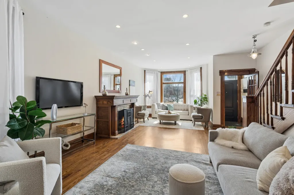 968 West Cuyler Avenue Chicago IL 60613