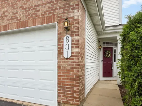 831 Stuarts Drive St. Charles IL 60174