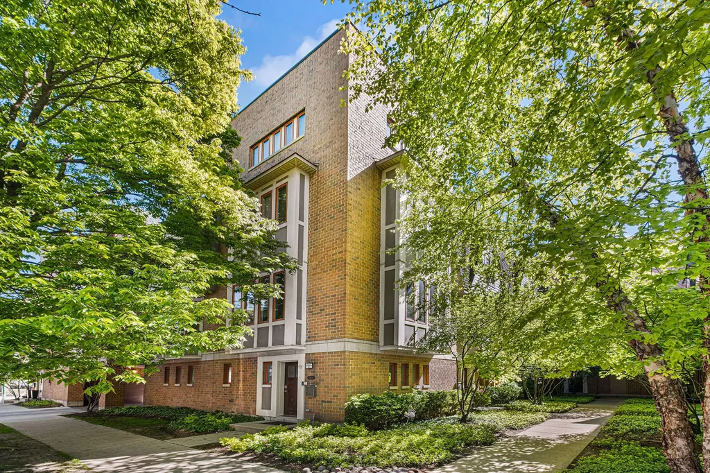 3151 North Honore Street Chicago IL 60657