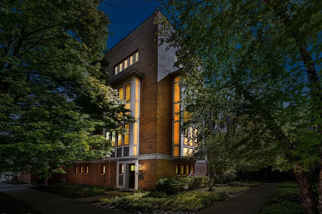 3151 North Honore Street Chicago IL 60657
