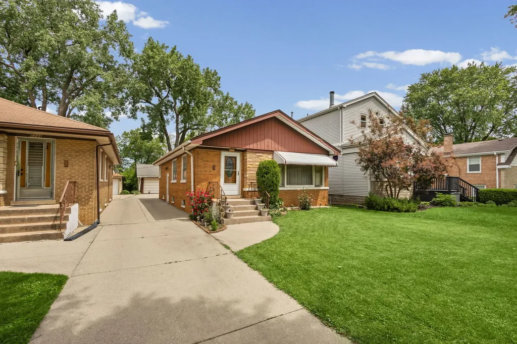 8240 45TH Street Lyons IL 60534