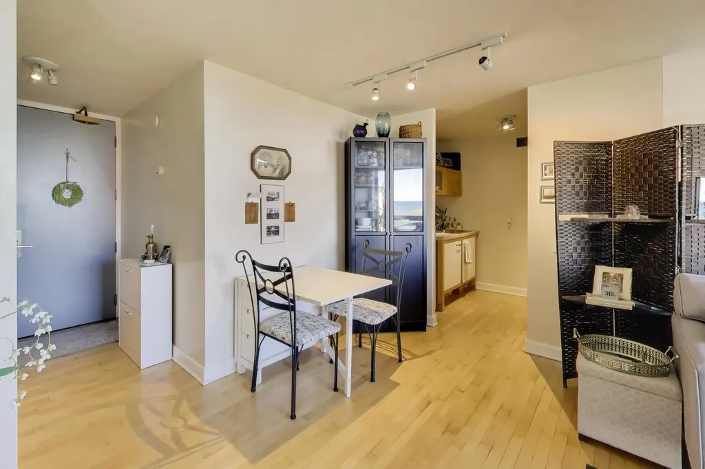 4343 North Clarendon Avenue Chicago IL 60613