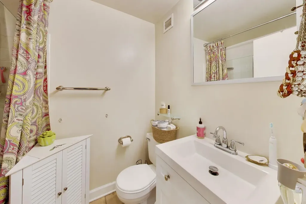 4343 North Clarendon Avenue Chicago IL 60613