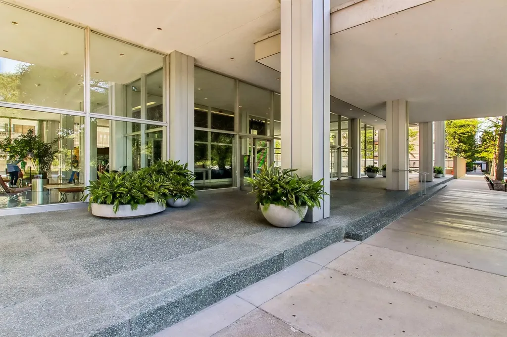 2400 North Lakeview Avenue Chicago IL 60614