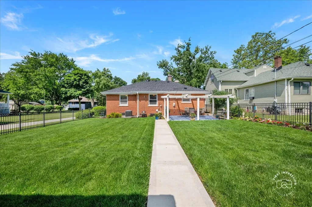 129 South Hudson Street Westmont IL 60559