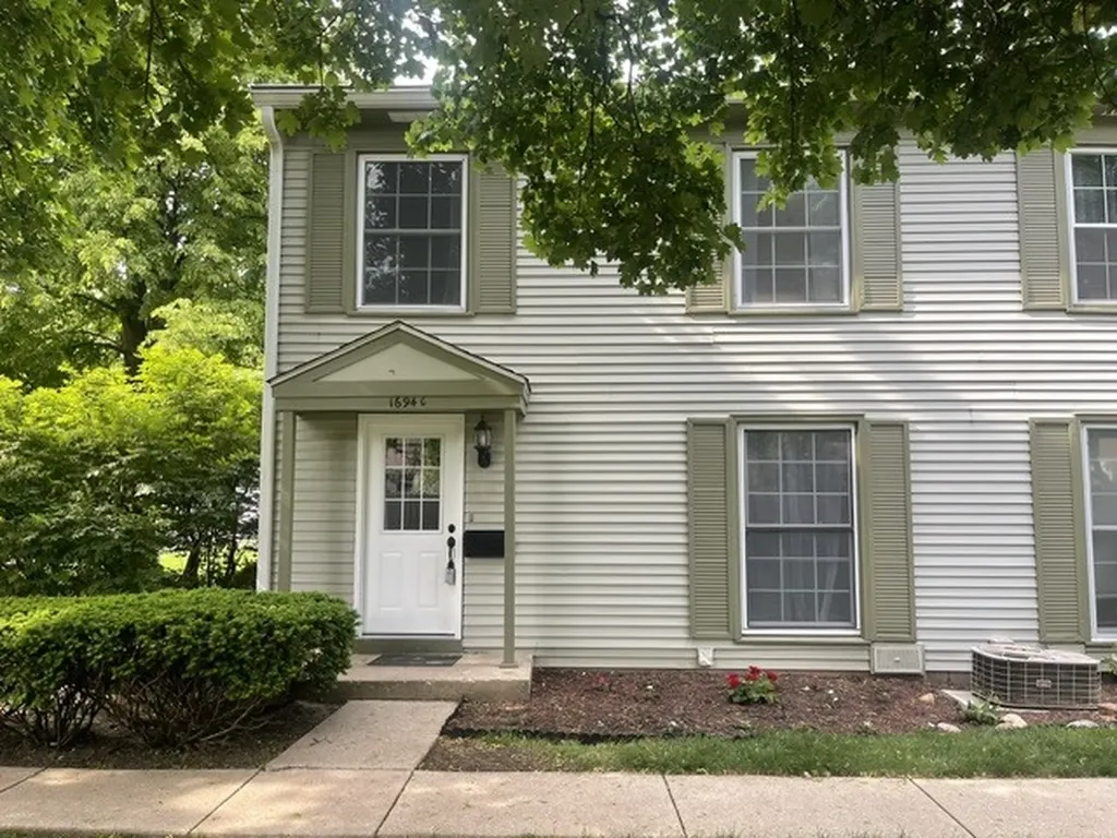 1694 Farragut Court Wheaton IL 60189