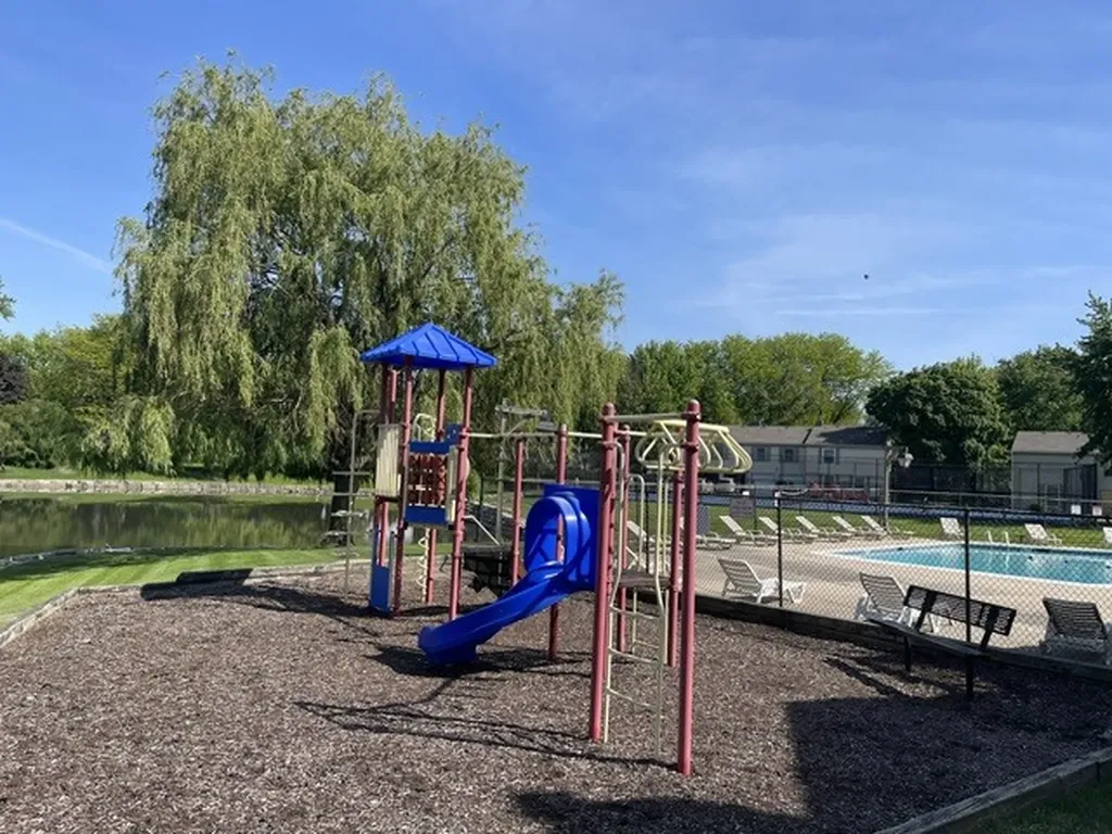 1694 Farragut Court Wheaton IL 60189
