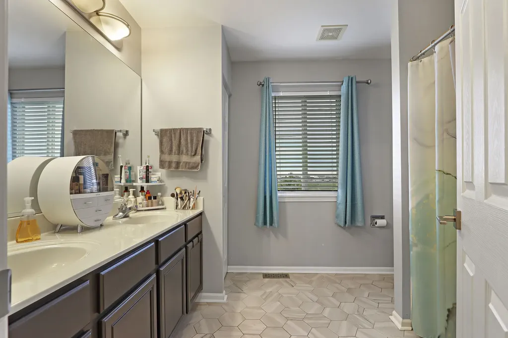 381 Warwick Lane Lake In The Hills IL 60156