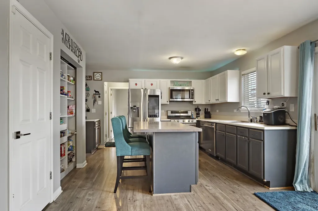 381 Warwick Lane Lake In The Hills IL 60156