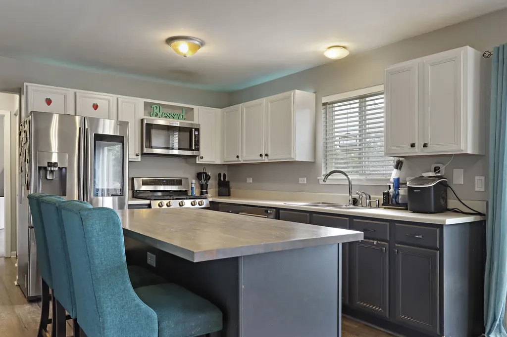 381 Warwick Lane Lake In The Hills IL 60156