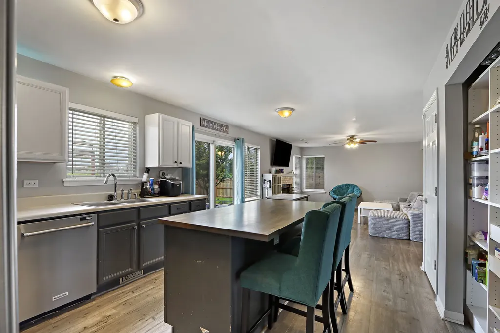 381 Warwick Lane Lake In The Hills IL 60156