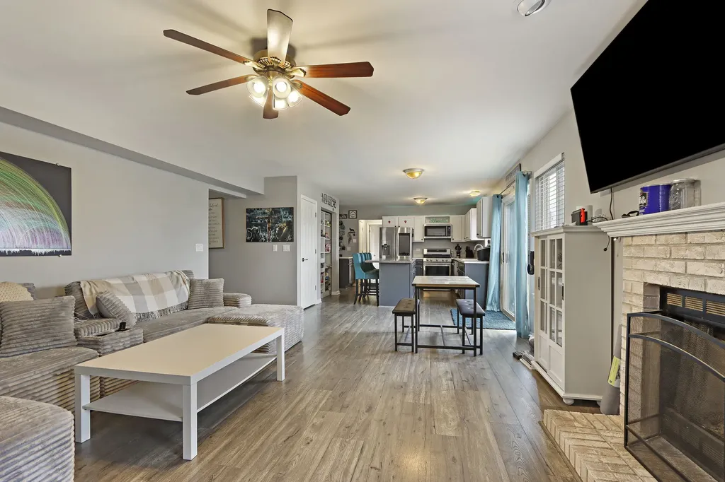 381 Warwick Lane Lake In The Hills IL 60156