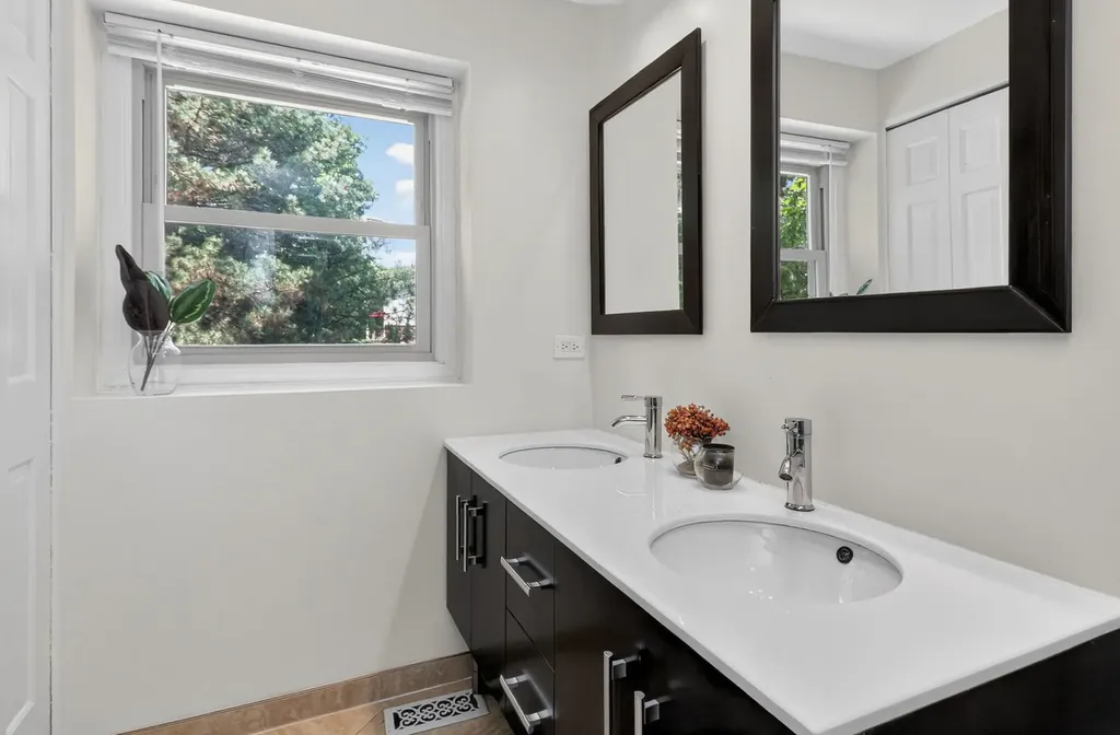 2S742 Avenue Orleans Oak Brook IL 60523